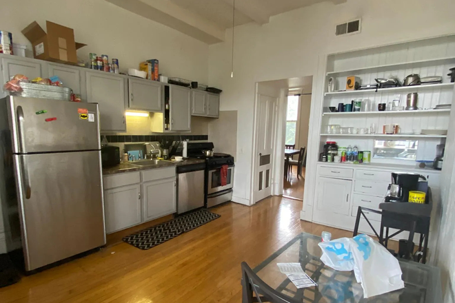 Kitchen - Lakeview apartment one stop from campus