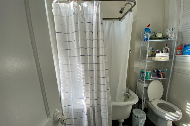 . - *SPECIAL: FULLbroker fee being paid by landlord* Sunny 1bed or Studio on Burbank Apartments