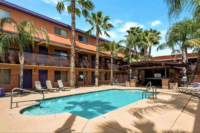 Pool Area - 2 Bed/1 Bath Spacious Remodeled Move in Ready Apartment, Walking distance to U of A!