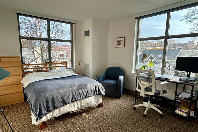 Corner bedroom - Fully Furnished 2-Bedroom for Summer Sublet!