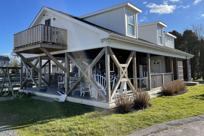 Exterior w/ Balcony - Everything Included! 3 Person Top Floor Apartment with Balcony