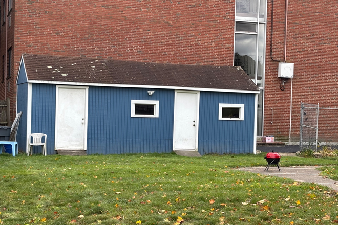 Yard and locking bike house. - Two bed one bath with bike house. Walk to Harvard Square.