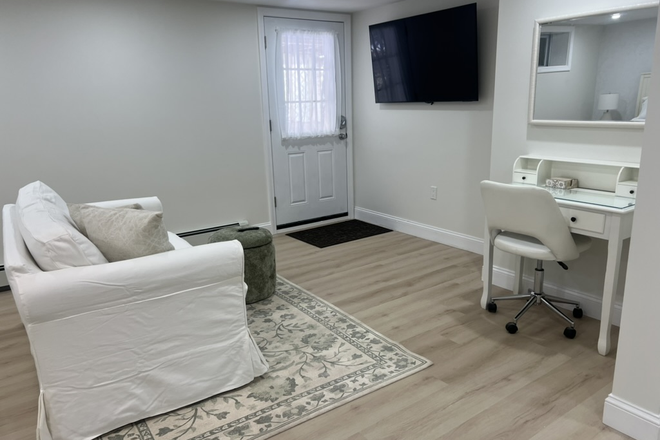 Private entrance - Newly Furnished Studio with Laundry Duplex