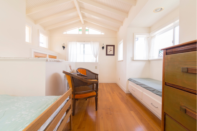 Natural lights throughout - La Jolla Gem - furnished apt near UCSD, Scripps, NOAA, Salk, VA Hospital and Scripps Hospitals