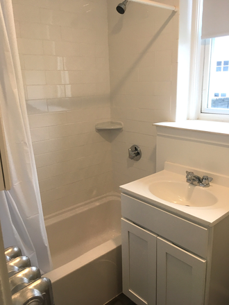Hub Realty - Convenient 3 bedroom split, new kitchen, close to campus Apartments