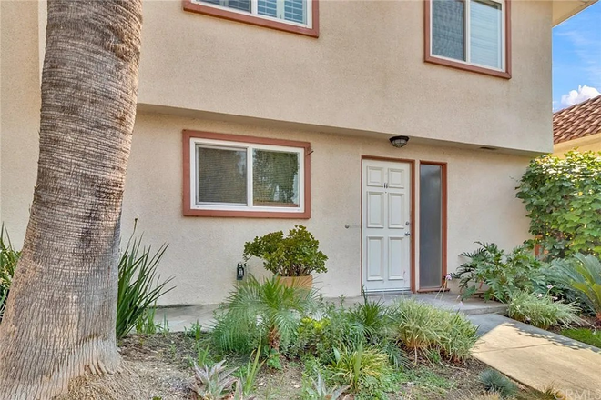 front door - Graduate student special! Luxury on a budget. One room with shared bath. Laundry in unit. Very quite Condo