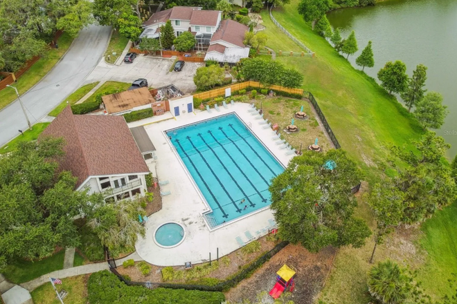 Pool, clubhouse walking distance - ROOM FOR RENT 2miles from Campus, Townhouse (2/2) w/parking, pool, tennis courts...