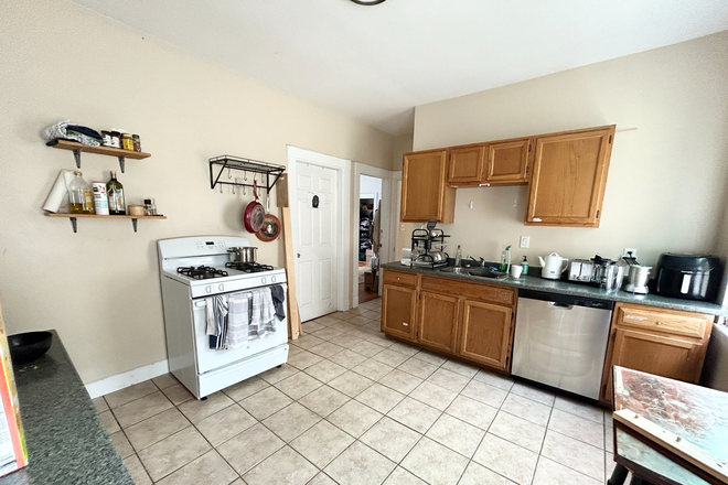 Kitchen - 5 Bed 2 Bath on Calumet St, Awesome Location, Better Price! Apartments