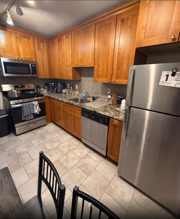 . - *NO BROKERS FEE!!* Spacious 2 Bed/1Bath with parking options! Available 9/1/26!! Apartments