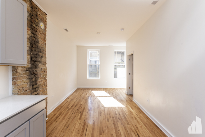 Living area - NEW FULL OF LIGHT 4BDRM 2BTH PILSEN Apartments