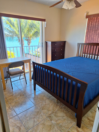 Bed - Master Room w/ Private Bathroom for Rent International Students Welcome All Utilities Included House