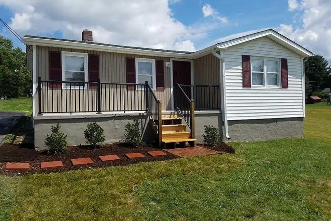  - Two Bedroom House With Spacious Yard On Whipple Drive