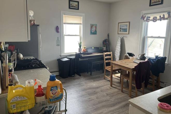 LIVING - 3 BED WITH IN UNIT LAUNDRY! 9/1/25! Apartments