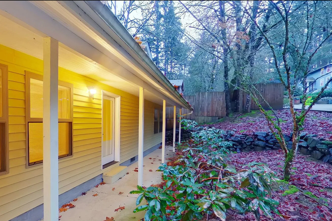 Front porch - 4 Bed/3 Bath, AC, CLOSE to CAMPUS. Quiet neighborhood House