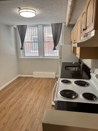 . - Spacious 4-bed 2-bath on Hemenway. Contact Will McGowan. 617.512.5822 Apartments