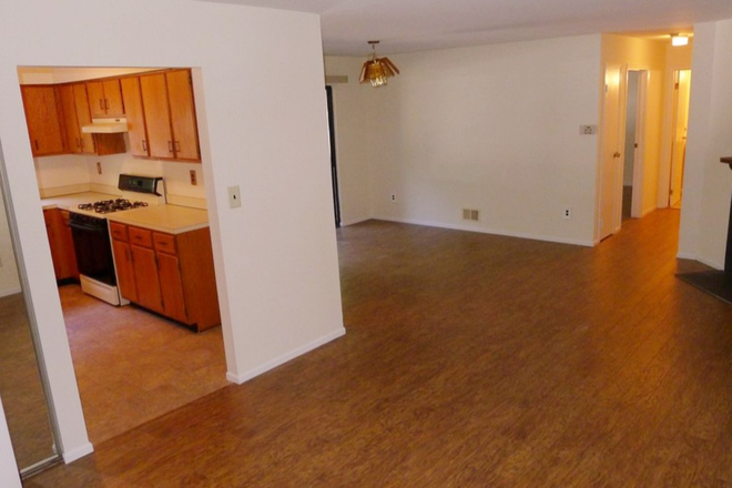 Living Room - 1BR condo-Old Stone Mill Dr-E.Windsor