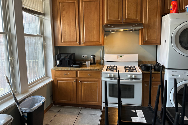 Kitchen Photo 1 of 4 - Apartment for Rent - UIC Campus (Shared Housing)