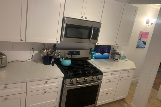 Kitchen - 40 UNIVERSITY TERRACE Apt #1- 2 minute walk to UVM, parking, hardwood floors, Laundry, modern kitche