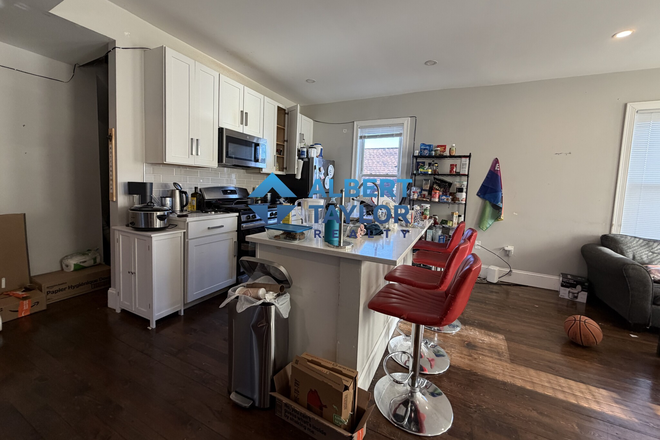 Kitchen - Top Floor 6 Bed 3 Bath! BEST deal in the Hill!!