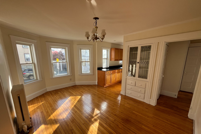 sunny  kitchen- dining room open floor plan - Biggest  & Brightest  4 BR Duplex