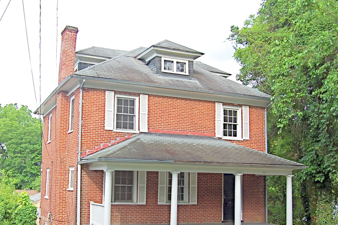 Front Photo - 111 Shamrock
