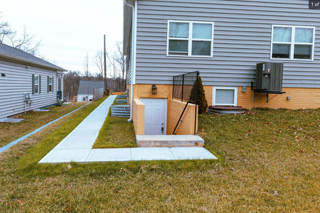 Outside - Riverdale, close to college park campus,metro