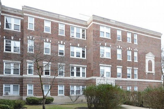 Hub Realty - Cleveland Circle, huge studio with updated kitchen, on green line T Apartments