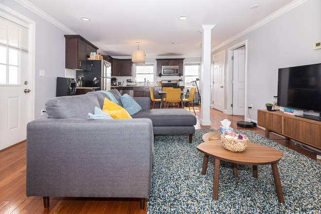 living room kitchen - Lovely three bedroom/Wayland Square neighborhood/East side Apartments