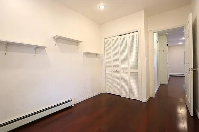 Closet - Individual floor in a 2FL building. 15 mins to the campus Rental