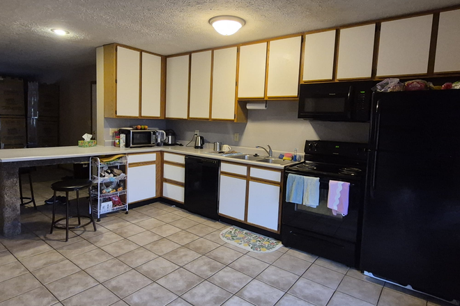 Kitchen - Crestview Riverbend Apartments