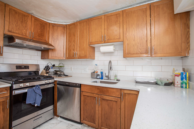. - Renovated 4 Bed / 2 Bath w/ LAUNDRY IN UNIT!! Avail. 9/1/26!!! Apartments