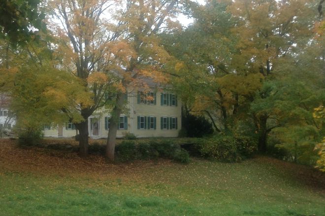 Autumn - Pomfret Secluded Renovated Farmhouse