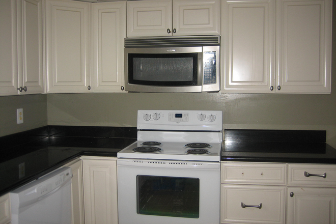 Kitchen - Comfortable Rooms in a Student House at College Park Woods