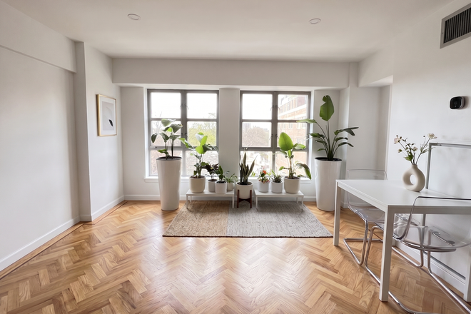 Living room - Light-filled apartment with security close to campus