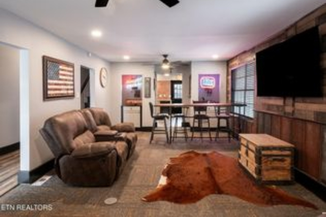 Fully furnished and equipped living room - Availability for Winter and Spring 2026! UT student looking for roomates.
