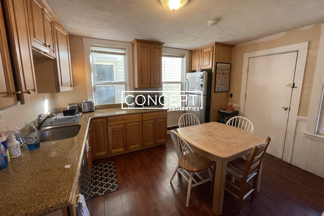 8 Eldora St #2 - [9.1.2026][No fee] Mission hill spacious 3 beds /2 baths with views [Private deck]