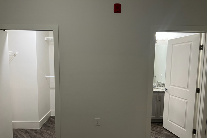 Bedroom with partial-walk-in closet and private bathroom - Bedroom with private bathroom in largest Aspen Heights 2br-2ba, with $2800 rent reduction Apartments