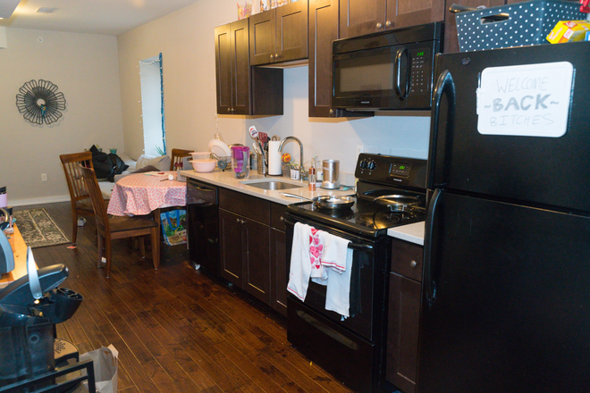 Kitchen - Temple Villas- 1522 W Diamond D Apartments