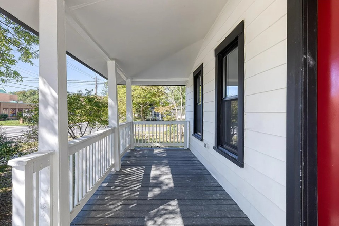 Front Porch - High-End Remodeled Home in Lakeland—Private, Quiet, Walk to UMD