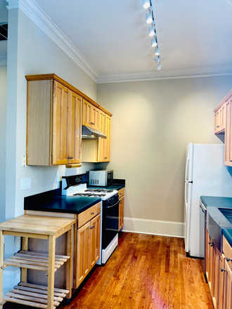 kitchen - Old 4th Ward- APARTMENT charming &walkable