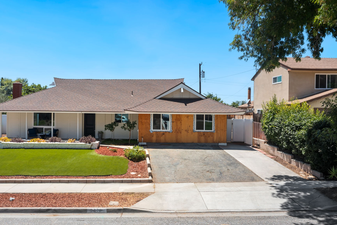 House Front View - Rooms for rent - house near UCR