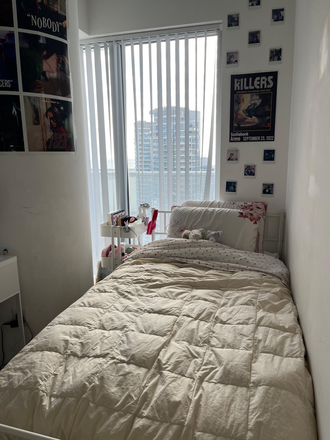 Bedroom - 1 Furnished Bedroom with Lake View 3-Bedroom 2-Bathroom in Harbourfront Financial District