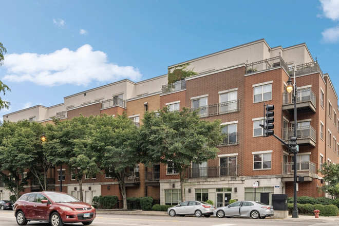 Exterior view - Convenient 2 Bed / 2 Bath apartment to East and West UIC Campus, 1 indoor attached garage