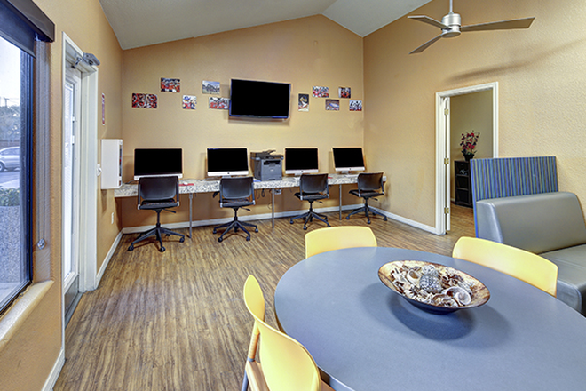 Business Center - Entrada Real Apartments