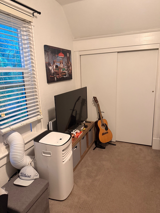 Opposite Side of Bedroom - Spring Sublet Needed! Great House Close to Campus with Large Backyard! (Rent Negotiable)