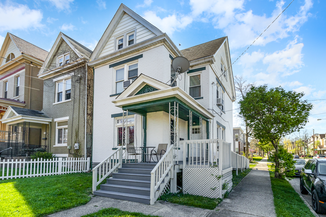 Corner lot. - 4 Bedroom Restored Home near U.C & Medical Center