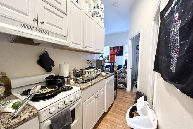 Call NOW for showings! 617-236-8600 - PHILLIPS ST - LRG RENOVATED 3BR ON BEACON HILL FOR *9/1/2026* W/ LNDRY IN BLDNG, 2 BATH, H&HW INC! Apartments