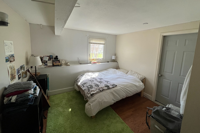 bedroom - Private room in shared apartment right near bus stop