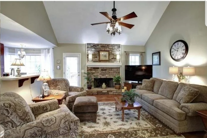 Main room - Rooms/House for rent , less than 5 miles to KSU and Town Center mall ,walmart and all other shops