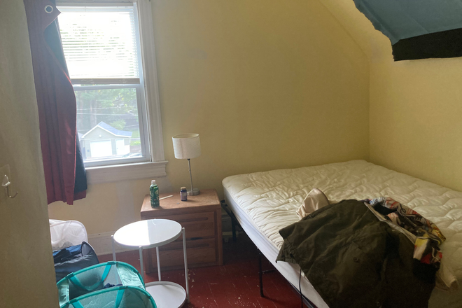 Some items potentially for sale - Room available in shared 5-bed house